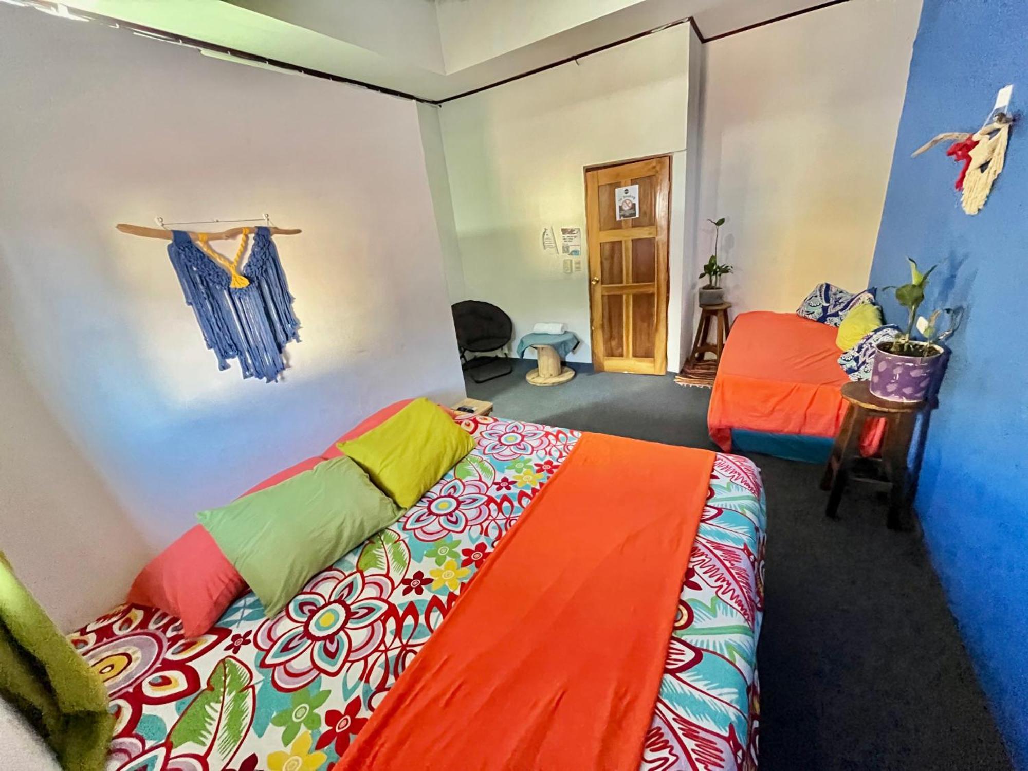 Passifloras Hostel Quepos Buitenkant foto