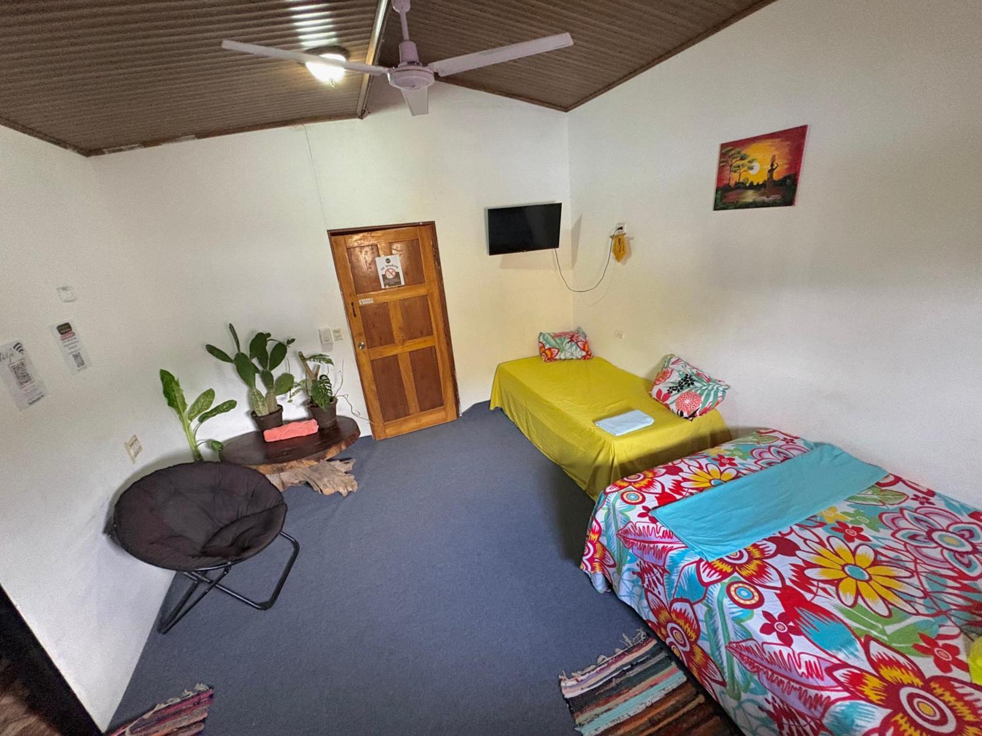Passifloras Hostel Quepos Buitenkant foto