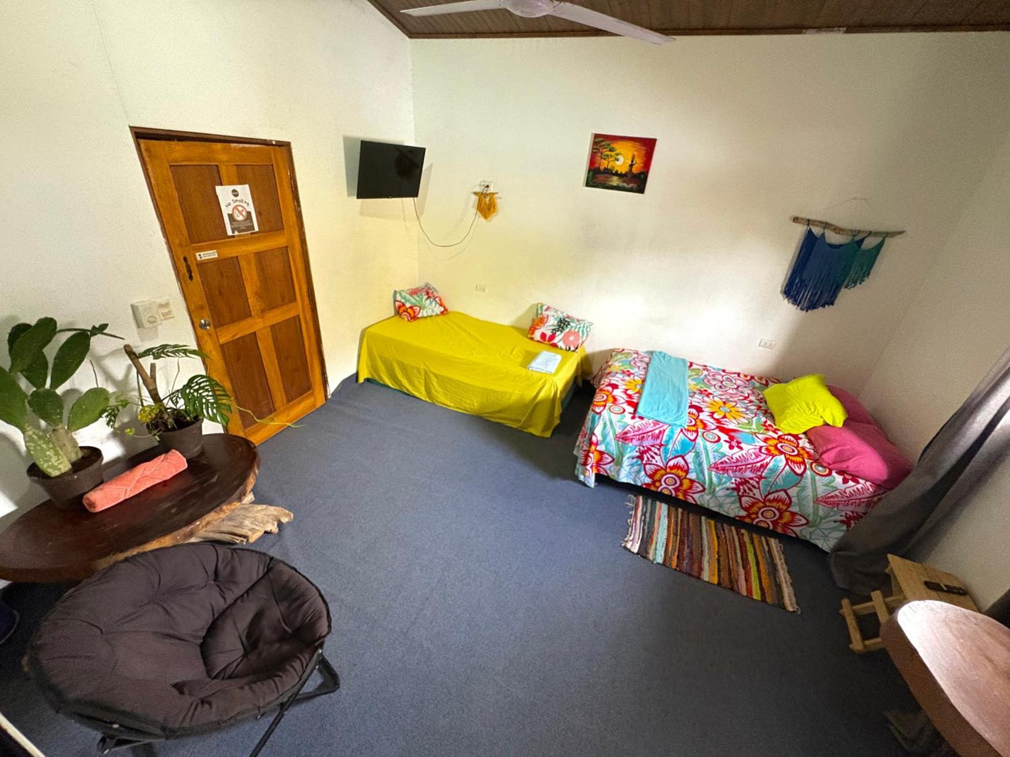 Passifloras Hostel Quepos Buitenkant foto