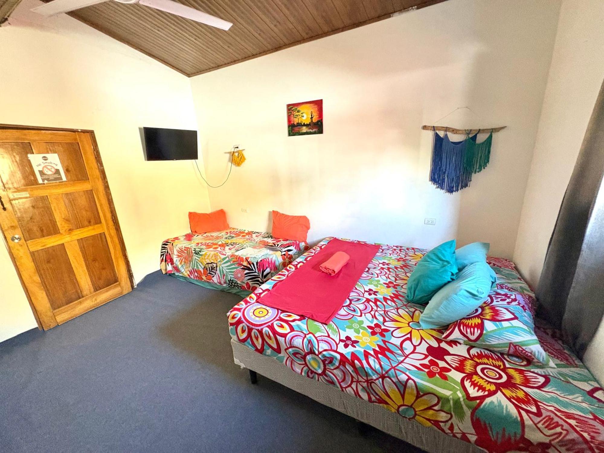 Passifloras Hostel Quepos Buitenkant foto